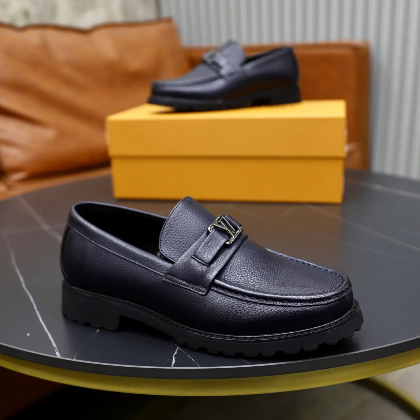 Ex-factory price: 600💰Louis Vuitton LV men's classic Oxford shoes, men's business formal boutique leather shoes, classic style, almond kernel exquisite toe, ultimate art, the whole shoe is made of imported cow leather (open edge beads), carefully selected, fine pores, excellent gloss, soft texture, strong toughness, durable and not easy to deform, apricot fetal cowhide leather lining, soft and comfortable, sweat-absorbent and breathable. Foam outsole, original box and dust bag packaging! Size: 38–44 (45/46 customized)